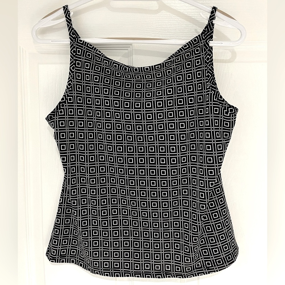 ♥️Sleeveless, thin straps Black & White Top
Pit to pit 18” size medium
Stretchy - Picture 3 of 4